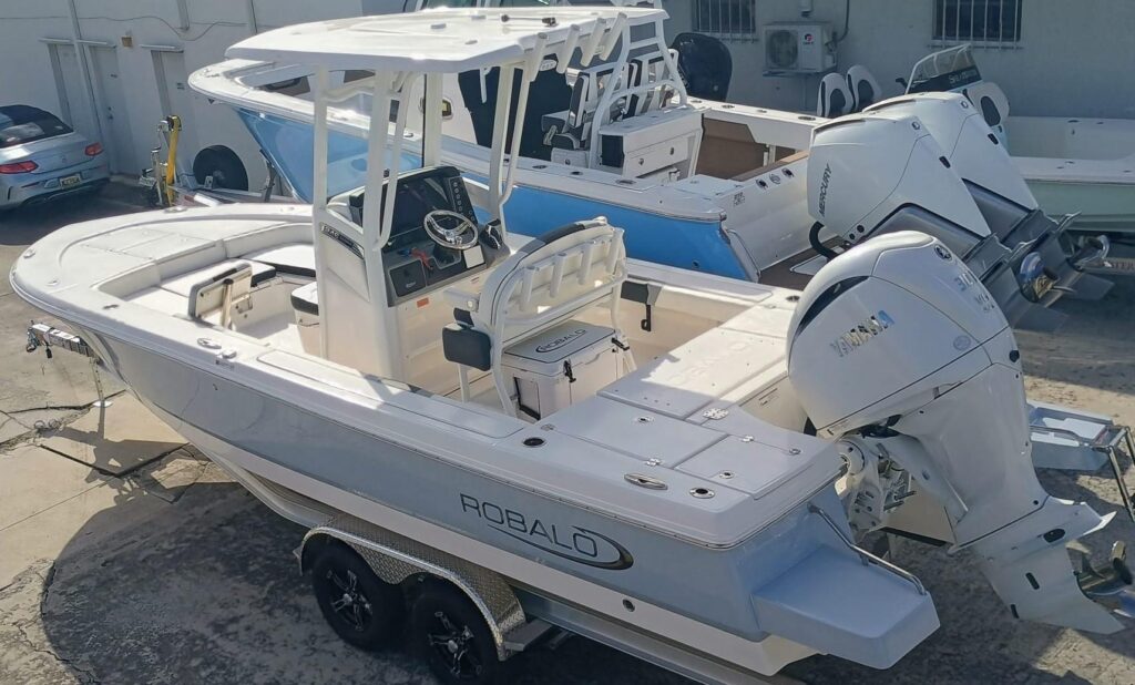 2025 Robalo 246 Cayman - Gallery Image