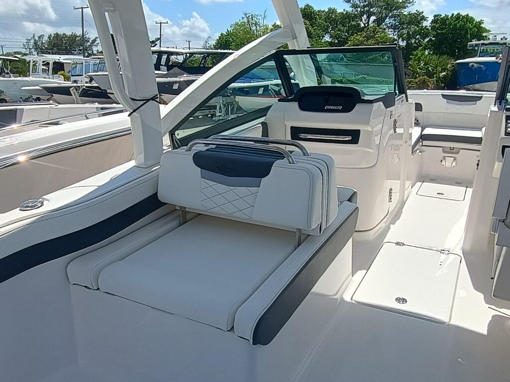 2025 Robalo R257 Dual Console - Gallery Image
