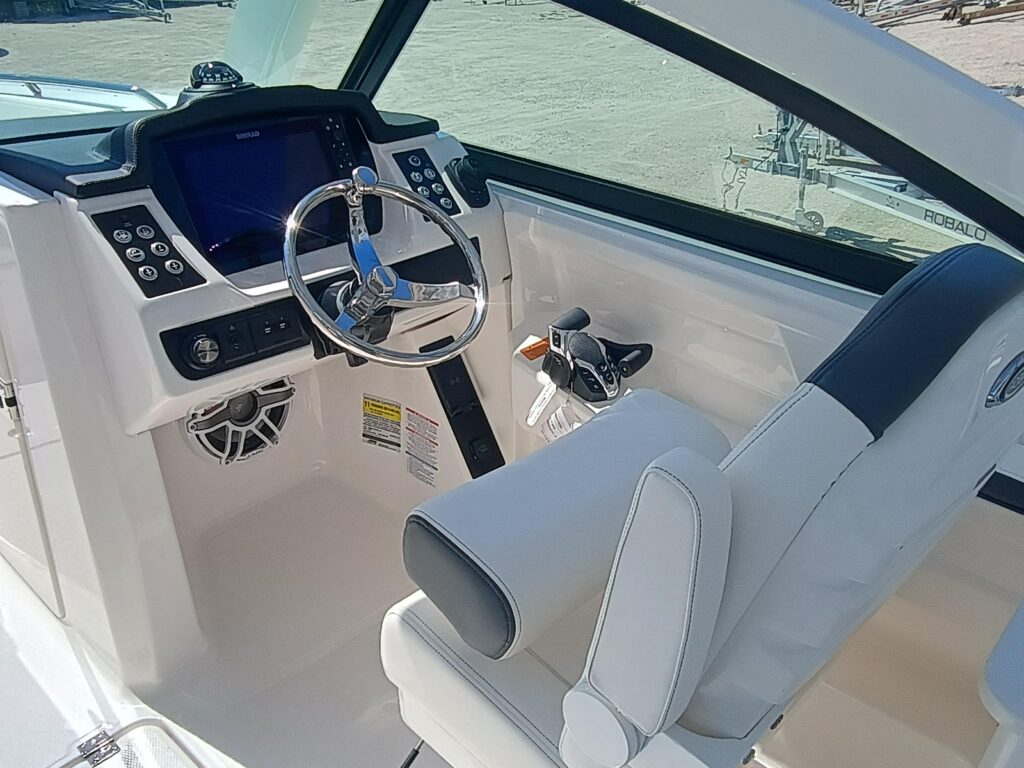 2025 Robalo R257 Dual Console - Gallery Image