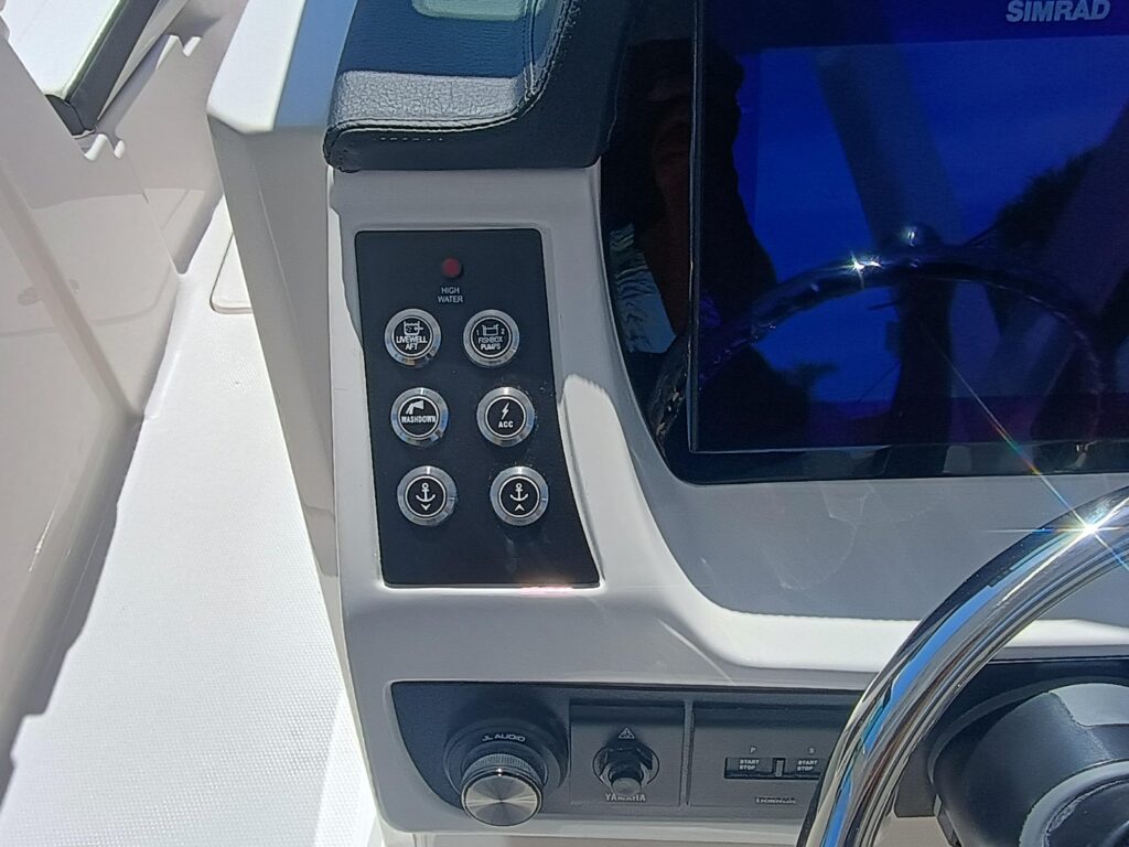2025 Robalo R257 Dual Console - Gallery Image